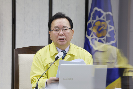 김부겸 국무총리가 16일 오전 세종시 정부세종청사에서 열린 코로나19 대응 중앙재난안전대책본부 회의에서 발언하고 있다.  연합뉴스